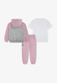 Set pentru copii mici, format din trening roz și gri, care include un hanorac cu glugă, un tricou alb și pantaloni de trening roz asortați cu imprimeu logo.