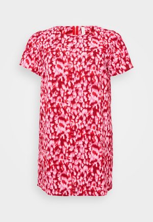 Punane ja roosa lühikeste varrukatega kleit, millel on abstraktne muster, ümar kaelus ja tagaküljel nööri aktsent. Sile kangas.