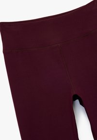 Bordeaux hoge taille legging van soepel, rekbaar materiaal. Beschikt over platte naden en een aansluitende pasvorm. Geen zichtbare logo's of accenten.