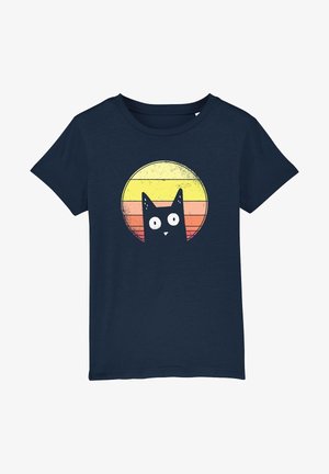Donkerblauw T-shirt met een afbeelding van een zwart katje met grote ogen voor een retro cirkel met geel, oranje en rood gestreepte zonsondergang.