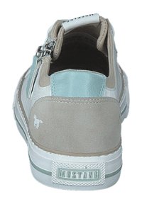Sneaker beige e blu con chiusura a zip, materiali in suede e pelle liscia, punta tonda e suola in gomma con dettaglio del marchio sul tallone.