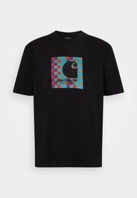 Camiseta de algodón negra con un gráfico cuadrado colorido que presenta un logotipo estilizado y un patrón de tablero de ajedrez en tonos vibrantes. Ajuste estándar.