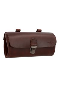 Bruine leren roll-top tas met een metallic sluiting, gestikte randen en twee bevestigingslussen. Glad oppervlak en minimale merkaanduiding.