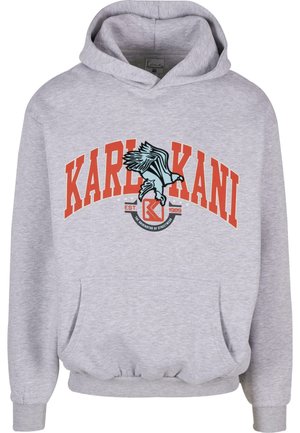 Grauer Kapuzenpullover mit rotem Text "KARL KANI" und einer Adlergrafik. Mit einer Fronttasche und gerippten Bündchen und Saum.