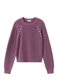 Pull tricoté violet avec un col rond, des poignets côtelés et des boutons décoratifs sur les épaules. Tissu texturé avec une coupe décontractée.