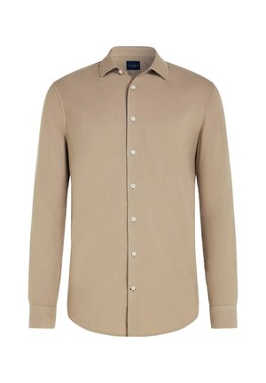 Beige overhemd met lange mouwen, knopen en een puntige kraag, getoond tegen een witte achtergrond.