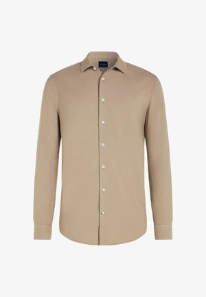 Beige overhemd met lange mouwen, knopen en een puntige kraag, getoond tegen een witte achtergrond.