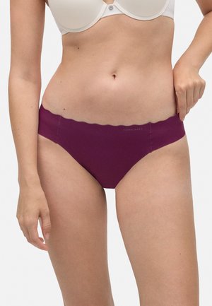 Ropa interior color burdeos con una cinturilla con ondas y textura suave. Diseñada para la comodidad, con una marca minimalista en el lateral.