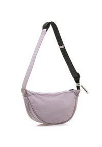 Bolso de hombro de nailon púrpura con una silueta curvada, correa ajustable negra, cierre con cremallera y etiqueta de logo en el lado.