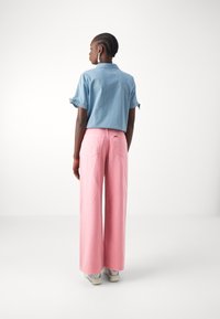 Lee STELLA - Široke nogavice - cassie pink