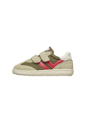 Beżowo-oliwkowy sneaker z czerwonymi paskami po bokach, dwoma paskami na rzepy, siateczkową tkaniną, detalami z zamszu oraz białą podeszwą i kołnierzem wokół pięty.