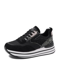 Sneaker nera con una combinazione di tessuto e camoscio. Presenta un pannello laterale testurizzato, accenti rosa e una suola stratificata bianca e nera.