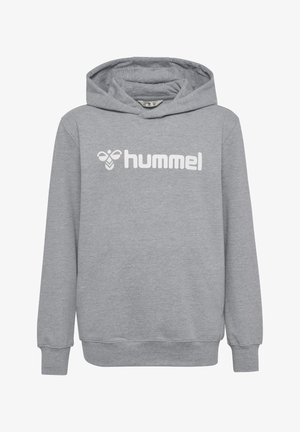 Haut à capuche gris en tissu doux, avec une poche frontale et un logo blanc. Associé à un pantalon de jogging gris assorti. Coupe et design décontractés.