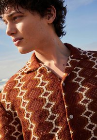 Next STRIPE SHORT SLEEVE - Skjorter - rust orange