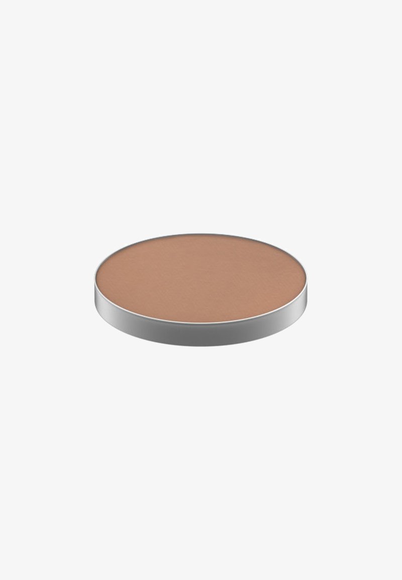 Cipria compatta rotonda con superficie liscia e opaca in una tonalità di marrone caldo. Bordo in alluminio, caratterizzato da un design elegante e un'estetica minimalista.