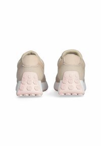 Beige Sportsschuhe mit einem Obermaterial aus strukturiertem Stoff und weißer Zwischensohle. Gummilaufsohle mit hexagonalem Muster für besseren Halt.