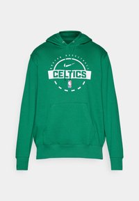 Grøn sweatshirt med hætte, som har "CELTICS" logo i hvid, kengurulomme og ribbede manchetter. Lavet af blødt stof.