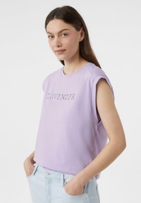 Lavendelfarbenes, ärmelloses Top aus weichem Stoff, mit rundem Ausschnitt und dem Textdesign "LAVENDER" in einem kontrastierenden Muster.
