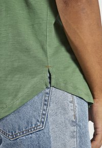 Redefined Rebel TOKE TEE - Lihtne T-särk - myrtle