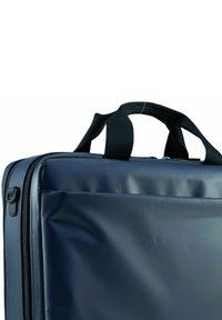 Bolsa con cremallera de color azul marino, con dos asas de tela negra y una superficie texturizada. Incluye un bolsillo frontal y un diseño rectangular elegante.