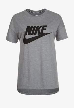 Camiseta de algodón gris con un gran logo negro de Nike. Tiene un cuello redondo y mangas cortas, con un dobladillo trasero ligeramente más largo.