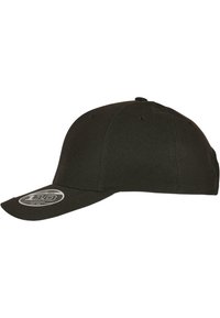 Must värvi beisballi kork, millel on kumer visiir, valmistatud kangast. Omab ventilatsiooniavaid ja logopatchi ees. Sile tekstuur.