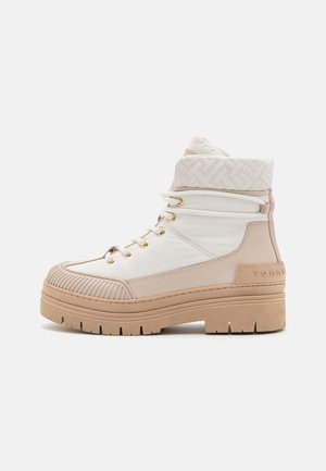 Tommy Hilfiger, MONOGRAM OUTDOOR BOOT - Plateaustiefelette - ancient white