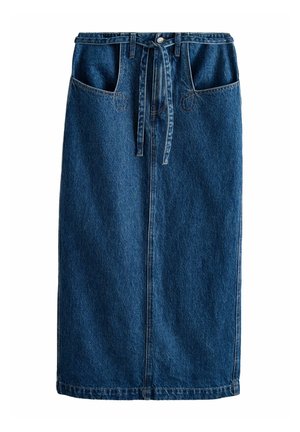 Jupe midi en denim bleu foncé avec ceinture nouée à l'avant, grandes poches devant et couture apparente courant au centre.