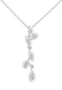 Sidabrinė kaklo grandinėlė su lapo formos pakabuku, papuoštu keliomis skaidriomis brangakmenių, išsiskirianti blizgiu apdaila ir sudėtingu dizainu.