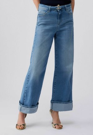 WITH TURN-UPS - Flared jeans - light blue
