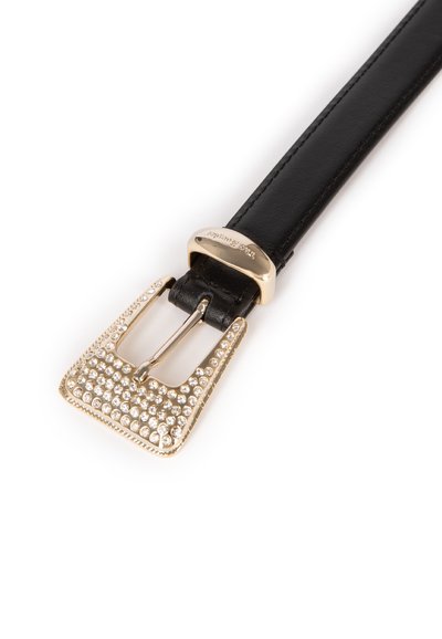 Cinturón de cuero negro con hebilla de tono dorado adornada con brillantes cristales transparentes, de forma rectangular y textura lisa.