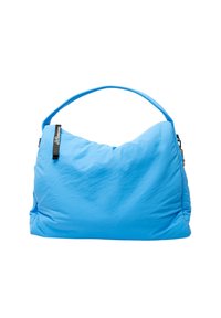 Blauwe stoffen schoudertas met een zachte, luchtige textuur, gebogen vorm en een enkele, stevige handgreep. Heeft een klein logo-label.