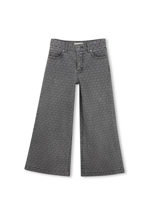 Jean gris à jambes larges avec un motif monogramme subtil sur toute la surface, poches avant, passants de ceinture, fermeture par bouton et surpiqûres apparentes.