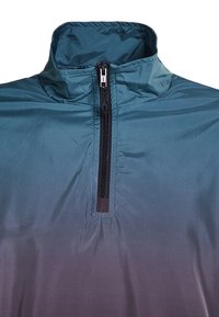 Teal prestasjonsgenser med halvmansjett-design, preget av en myk, lett tekstur og en svak gradient til mørk blå ved kanten.
