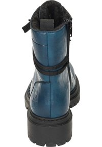 Blauwe leren enkelboot met een gestructureerd oppervlak, voorzien van een zwarte rubberen zool en een ritsluiting. Inclusief een lusje voor eenvoudig aan- en uittrekken.