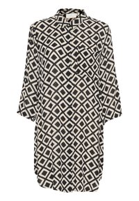 Sort og cremefarvet mønstret bluse med diamantdesign, knaplukning foran, krave og trekvartlange ærmer. Letvægtsstof med glat tekstur.