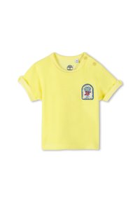 Geel T-shirt met korte mouwen van zacht stof, met een ronde hals, opgerolde mouwen en een patch met een cartoonfiguur aan de voorkant.