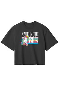 Sort kortærmet t-shirt med teksten "Made in the 80's" og et farverigt tegneserie-unicorn grafik med en regnbue-man og rulleskøjter.