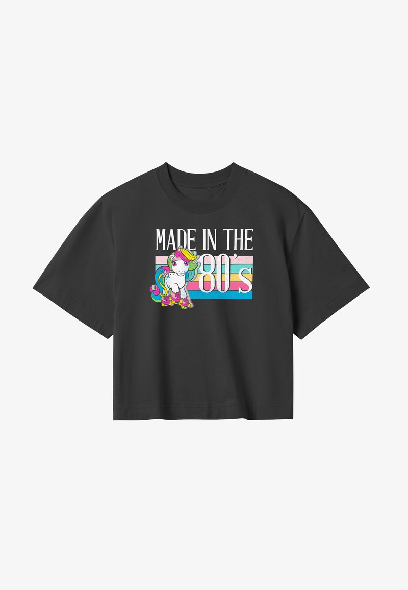 Schwarzes T-Shirt mit kurzen Ärmeln, das den Text "Made in the 80's" und eine bunte Cartoon-Einhorn-Grafik mit einer Regenbogenmähne und Rollschuhen zeigt.