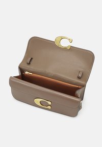 COACH LUXE REFINED IDOL BAG - Kézitáska - dark stone
