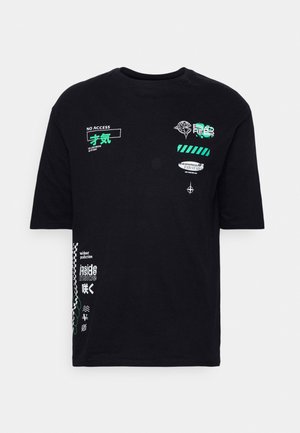 Camiseta de algodón negra con mangas cortas, cuello redondo, que presenta texto gráfico en verde y blanco y diseños, incluyendo etiquetas y patrones.