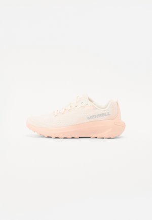 Světle růžová běžecká bota s síťovaným svrškem, polstrovaným límcem a gumovou podrážkou. Stříbrné logo na boku. Nízký střih.