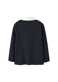 Top azul marino de manga larga con cuello blanco. Presenta un diseño sencillo, textura suave y un corte relajado, adecuado para uso casual.