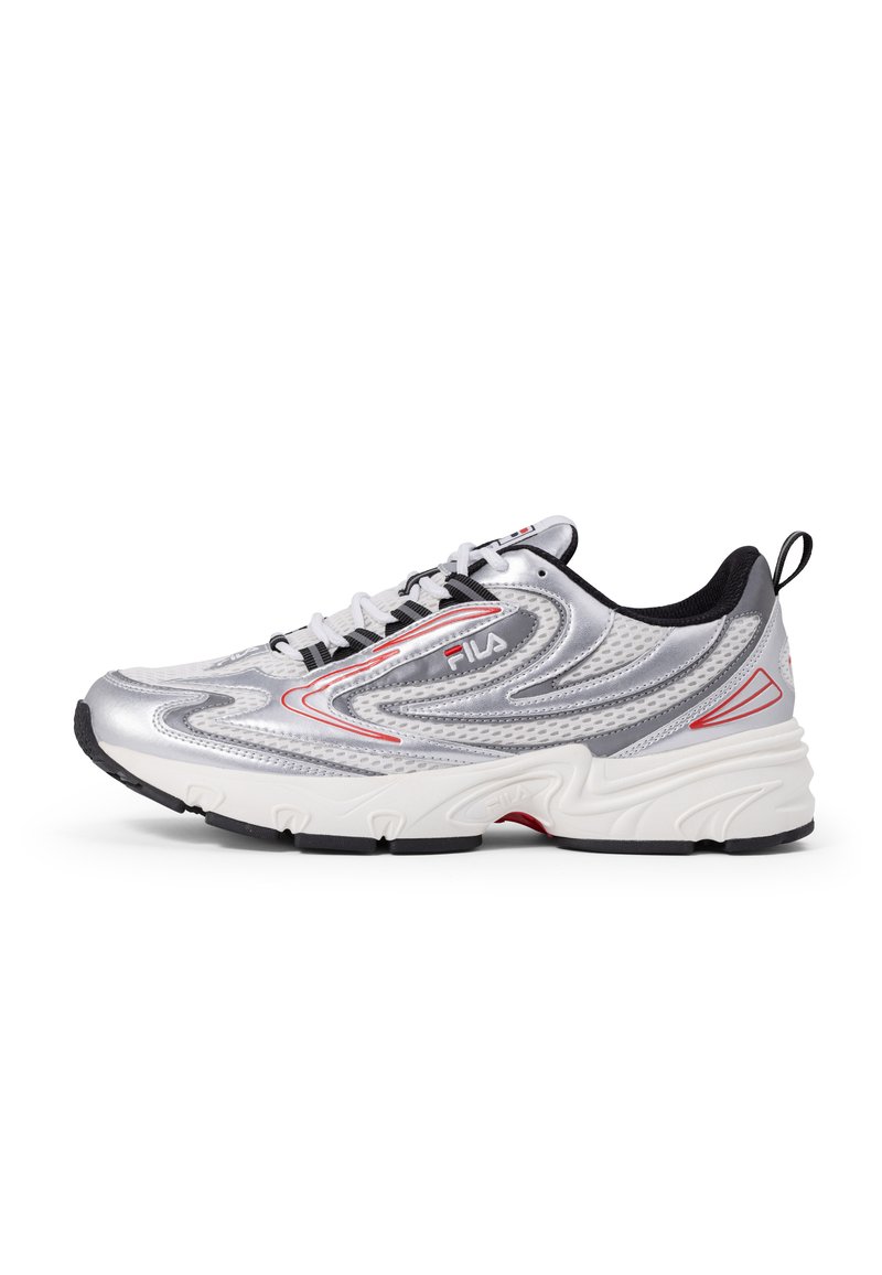 Silberner Sportartikel-Sneaker mit schwarzen Akzenten, strukturierter Mesh-Oberfläche, geschwungenen Designelementen, roten Details und einer gepolsterten weißen Zwischensohle.