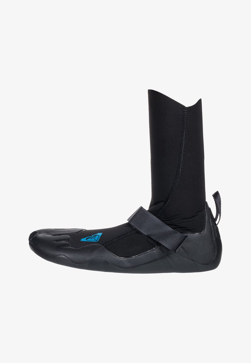 Czarne wodoodporne buty z neoprenu z dopasowanym kostką, podzielonym palcem, gumową podeszwą i regulowanym paskiem na rzep. Posiada niebieski detal z logo.