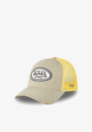 Casquette trucker beige et jaune avec écusson "Von Dutch California" sur le devant et petit logo brodé sur le panneau arrière en mesh jaune.
