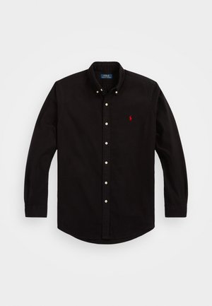 Svart langermet skjorte med knapper laget av bomull, med klassisk krage, hvite knapper og en liten rød logo på brystet.