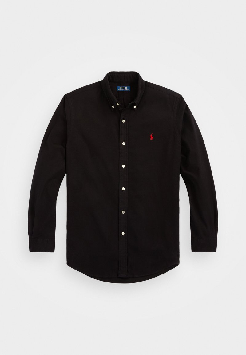 Camisa de botón de manga larga negra, hecha de algodón, con un cuello clásico, botones blancos y un pequeño logo rojo en el pecho.