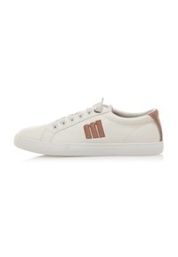 Baskets blanches en cuir texturé, avec un accent en cuir marron au niveau du talon et trois lignes parallèles marron sur le côté extérieur.