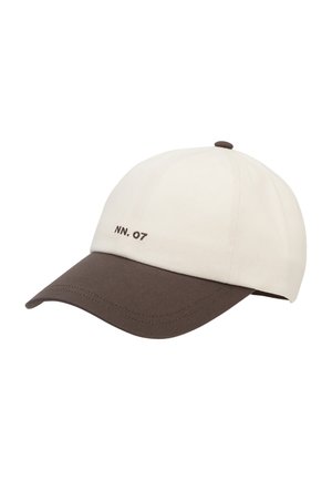 Cappellino da baseball bianco e marrone con "NN. 07" ricamato sul davanti, caratterizzato da una visiera curva e un bottone sulla sommità.